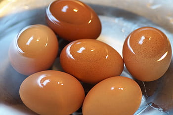 Huevos cocidos sumergidos en agua fría